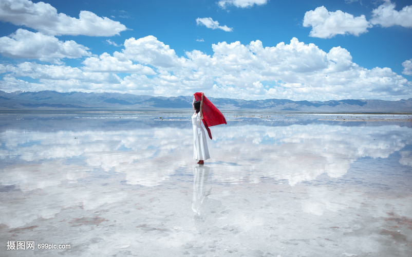 茶卡鹽湖中的女孩——一場心靈與自然的對話